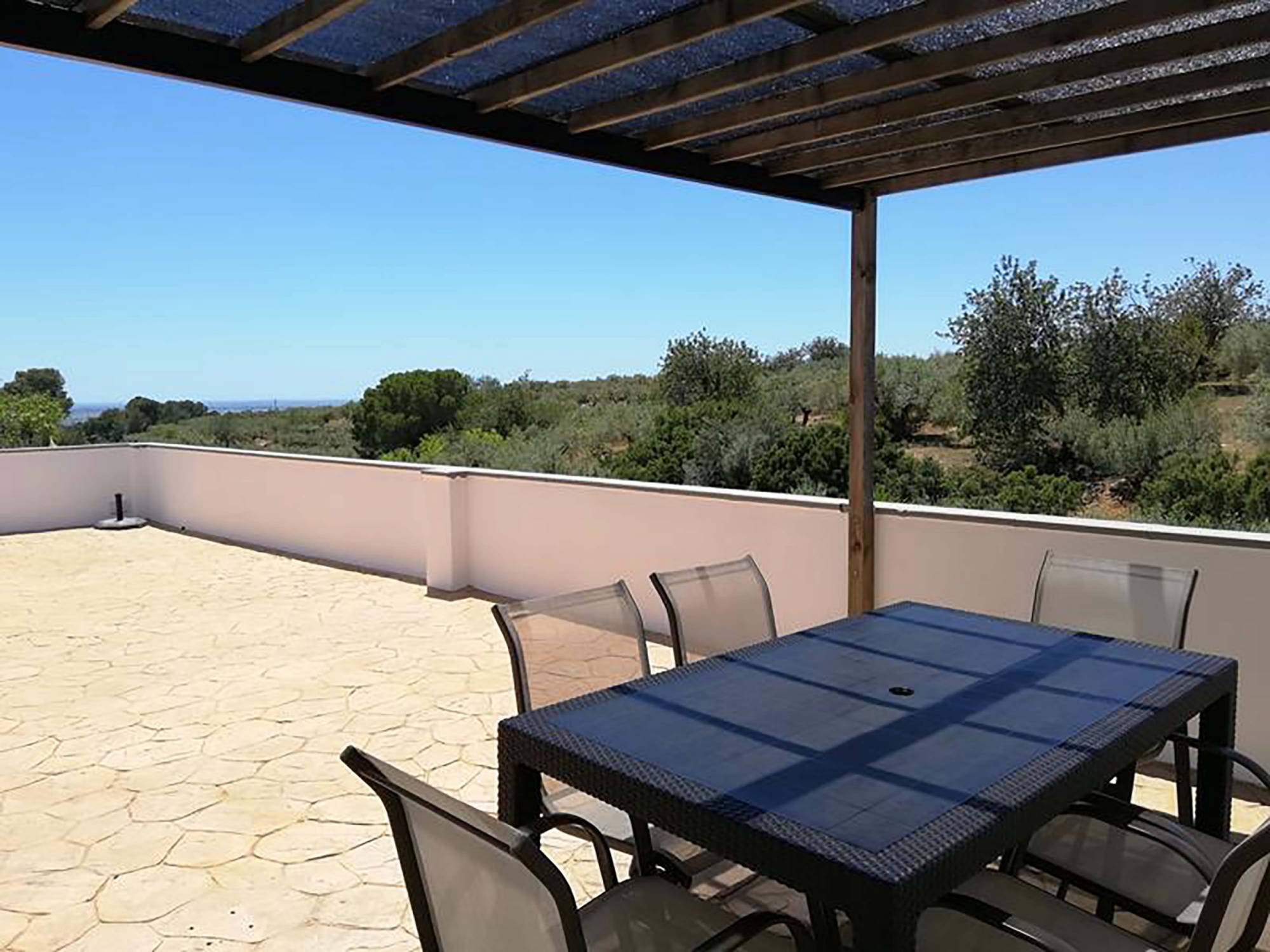 Terrasse couverte avec table extérieure